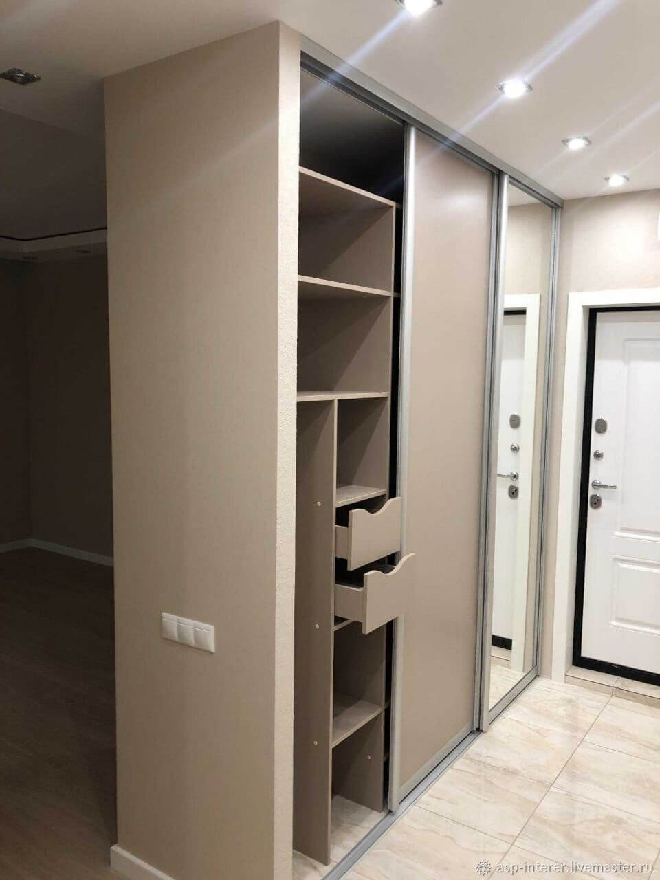 /Бежевый шкаф-купе в прихожую №374 с зеркалом на заказ